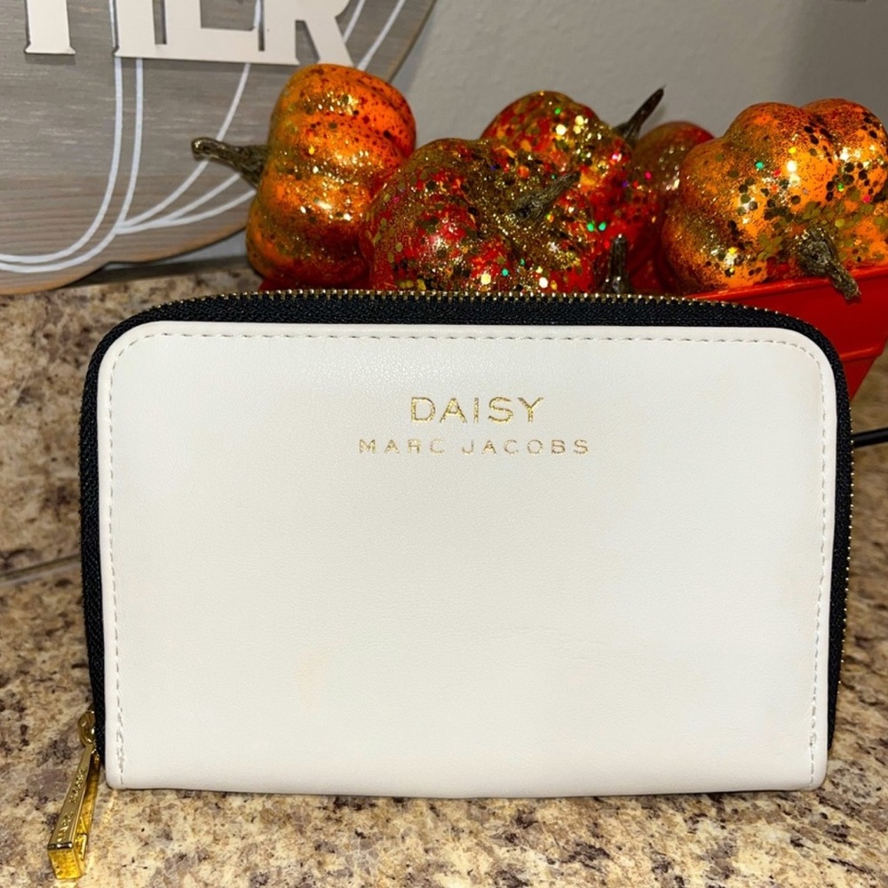 Marc Jacobs Daisy White Wallet Pouch with Gold Accents EUC
